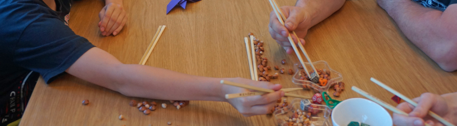 Nauka jedzenia pałeczkami - kącik dziecięcy na Nihon no NAMI 2017